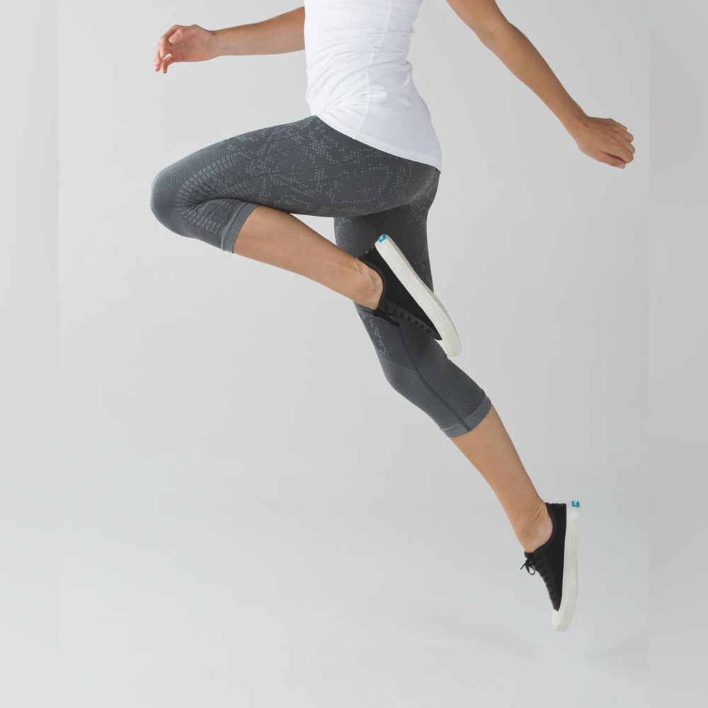 Lululemon In The Flow Crop II - Picture 10 of 11